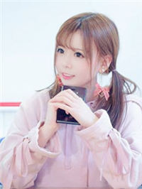 小姐姐约人一起吃鸡