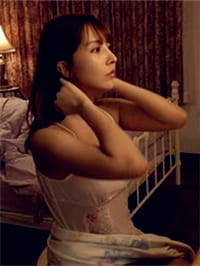 SSNI-703：为了怕一旁鼾声如雷的老公发现，于是他们就地躲到被子裡