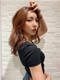 【影片】曾罹癌又学中文！《辉月杏梨》化名「苏妲己」华语平台下马拍步兵！