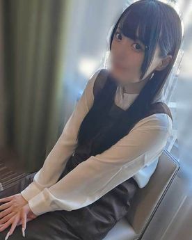 ろり巨乳の裏垢女子の表の顔はネイリストのインスタ女子。