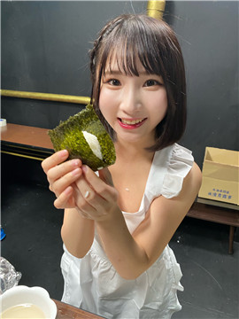 小萝莉用「唾液」包出牵丝饭团！眼尖老司机认出是小只马ＡＶ女优！