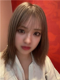 [露脸] 一个无忧无虑的笑容迷人的女孩。